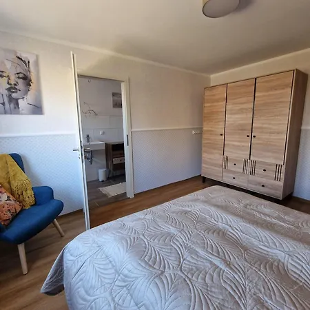 Haus-albertsdorf-am-dorfteich-|-wohnung-2-west *